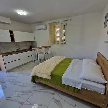 Sunce Appartement Vrbnik Buitenkant foto